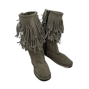 Minnetonka Women's Calf 2-Layer Fringe Soft Sole Boot in Grey Size 7